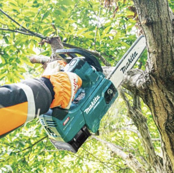 画像2: マキタ　充電式チェンソー 　40Ｖ　バッテリ2本・充電器付 (2)